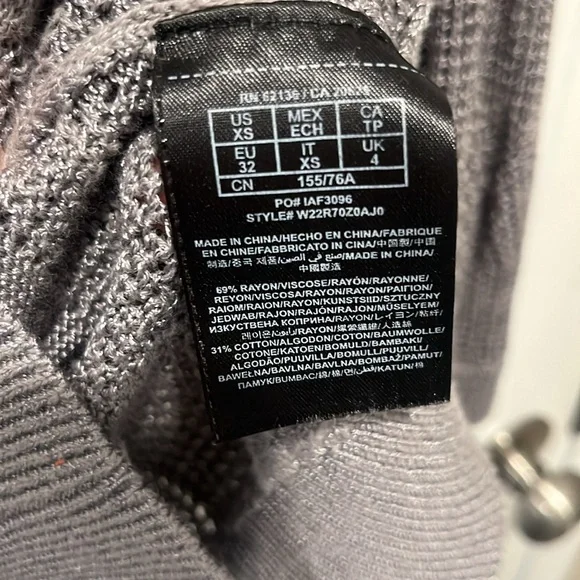 Guess Grey/silver knit v neck sweater size XS - Picture 5 of 6